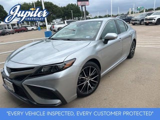 2022 Toyota Camry SE Hybrid